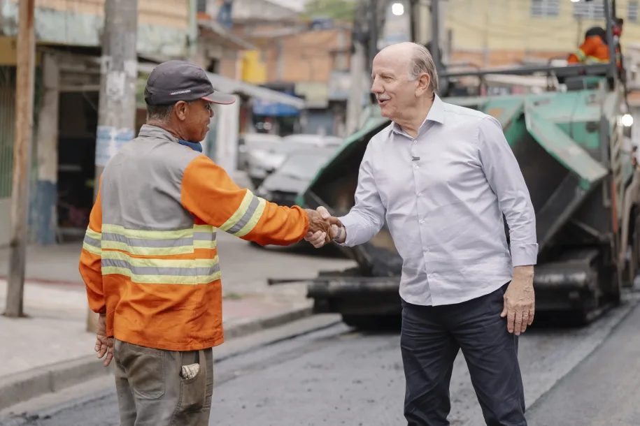 Beto Piteri acompanha obras de recapeamento no Vale do Sol e reforça presença nos bairros de Barueri