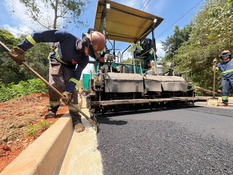 Avenida Real recebe pavimentação asfáltica
