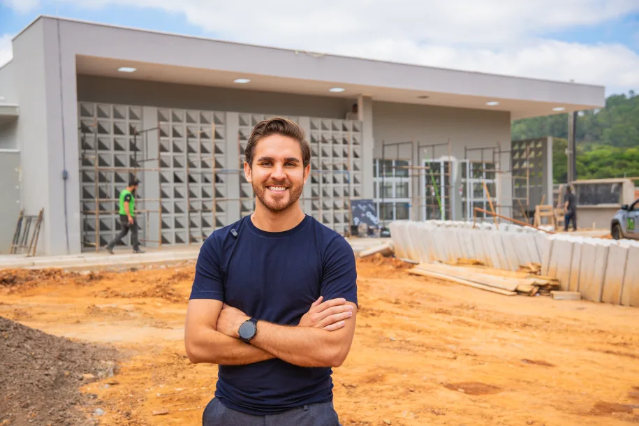 Kauan Berto vistoria obras da nova UBS de Cajamar Centro, que estão 90% concluídas